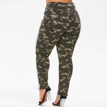 Charger l'image dans la galerie, Distressed Camo Piping Plus Size Jeans